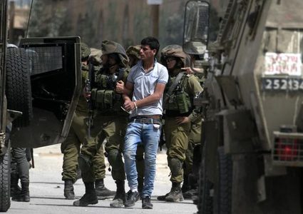 الاحتلال يعتقل مواطنا ونجله جنوب بيت لحم