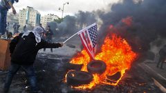 فلسطينيون يحرقون العلم الأمريكي احتجاجاً على زيارة بينس