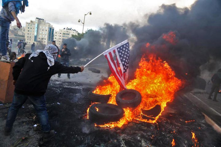 فلسطينيون يحرقون العلم الأمريكي احتجاجاً على زيارة بينس