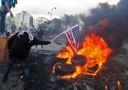 فلسطينيون يحرقون العلم الأمريكي احتجاجاً على زيارة بينس