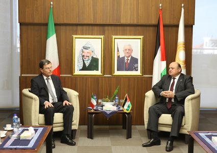 بحث إمكانية إنشاء بنوك تعاونية في فلسطين