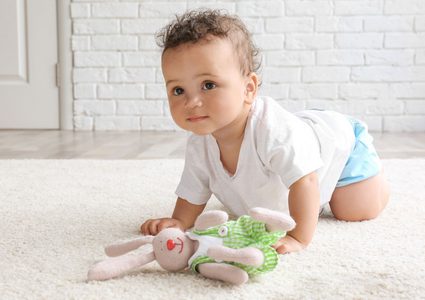 زحف الأطفال على السجاد وتأثيره على مناعتهم