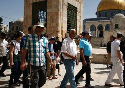 المستوطنون يستأنفون اقتحاماتهم للأقصى