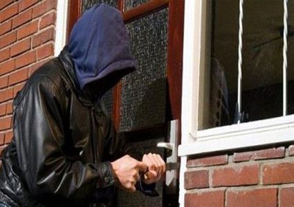 الكشف عن ملابسات سرقة أربع شقق سكنية