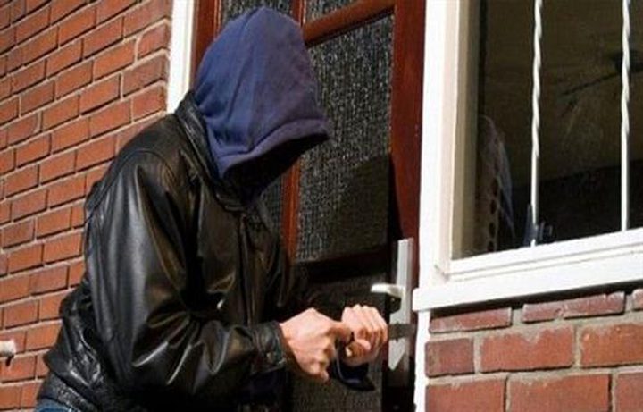 الكشف عن ملابسات سرقة أربع شقق سكنية