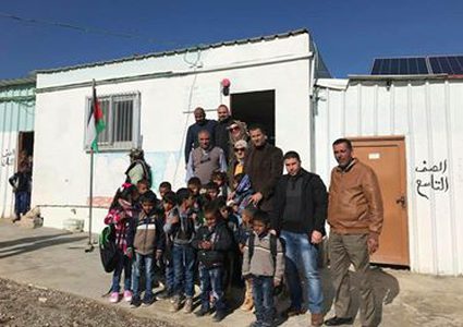 هيئة مقاومة الجدار والاستيطان تطلق حملة توزع الحقائب المدرسية في المناطق المهمشة والمهددة بالترحيل