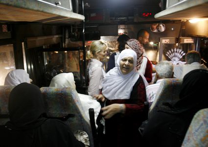 مقدسيون يتوجهون لزيارة أبنائهم الأسرى بسجن "جلبوع"