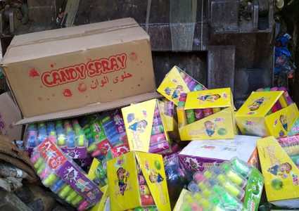 الاقتصاد الوطني في الخليل تتلف شراب أطفال مخالف للمواصفة الفلسطينية