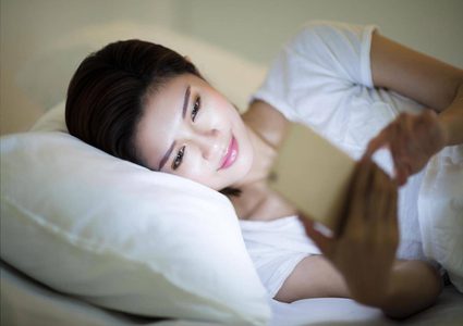 احذر من التحديق إلى شاشة هاتفك قبل النوم