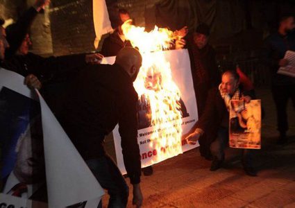 إحراق صور لنائب ترامب في ساحة المهد