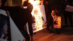 إحراق صور لنائب ترامب في ساحة المهد