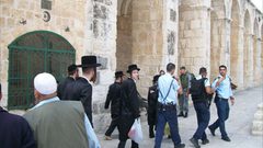 الاحتلال يُنكّل بالشبان وسط انتشار واسع وسط القدس تزامنا مع زيارة بنس