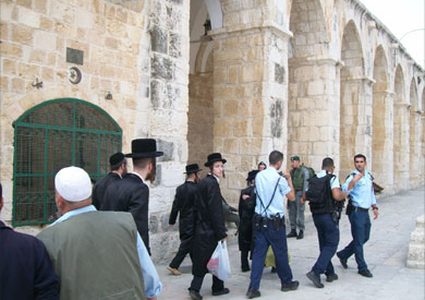 الاحتلال يُنكّل بالشبان وسط انتشار واسع وسط القدس تزامنا مع زيارة بنس