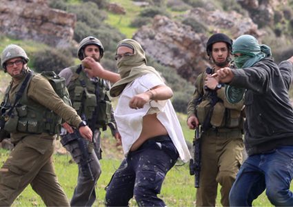 مستوطنون يهاجمون منازل المواطنين جنوب نابلس