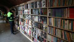 مكتبة أنشأها عمال نظافة من كتب وجدوها اثناء عملهم