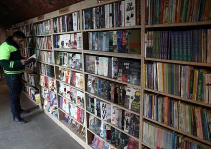 مكتبة أنشأها عمال نظافة من كتب وجدوها اثناء عملهم