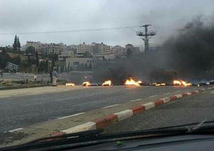 في إطار الالتزام بالإضراب.. شبان يغلقون طرقًا في رام الله وقلقيلية