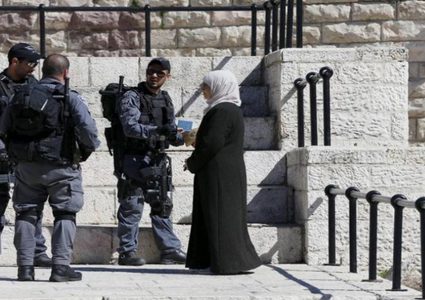 الاحتلال يبعد ناشطة مقدسية عن باب العمود وشارع صلاح الدين لإسبوعين