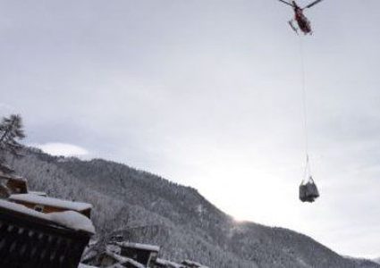 الثلوج تحاصر 9 آلاف سائح بمنتجع سويسري