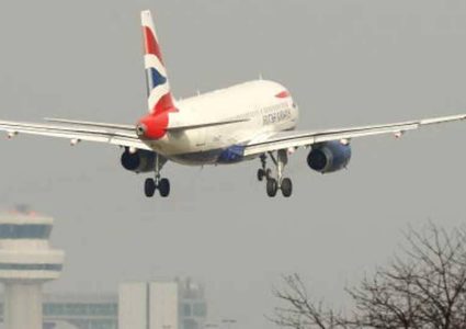 استقلت الطائرة ووصلت لندن دون تذكرة أو جواز سفر!