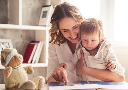 هل اللغة عند الأطفال فطرية أم مكتسبة؟