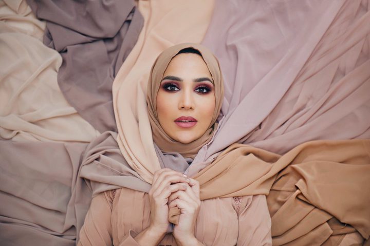 تغريدات قديمة عن إسرائيل تطيح بعارضة محجّبة