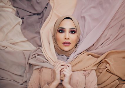 تغريدات قديمة عن إسرائيل تطيح بعارضة محجّبة