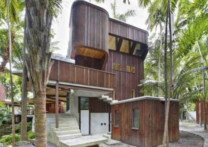 صور تحبس الأنفاس: نهر داخل منزل.. وقارب يوصلك إلى السرير!