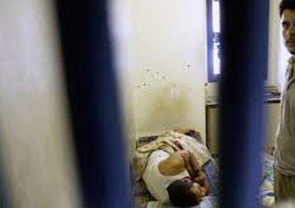 تدهور الحالة الصحية لعدد من الأسرى في معتقلي "ريمون" و"النقب"