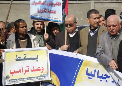 لاجئون في مخيم جباليا يحتجون على القرارات الأمريكية بشأن القدس واللاجئين