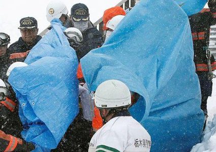 مصرع جندي ياباني وإصابة آخرين في انهيار ثلجي