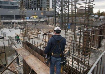 إصابة خطيرة لعامل إثر سقوطه من علو