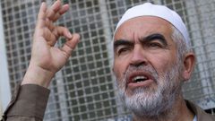 الشيخ صلاح في غرفة ضيقة يعجز فيها عن الحركة أو أداء الصلاة