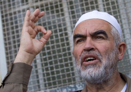 الشيخ صلاح في غرفة ضيقة يعجز فيها عن الحركة أو أداء الصلاة