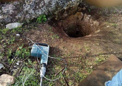 القبض على ثلاثة أشخاص يشتبه بهم بالتنقيب عن الاثار