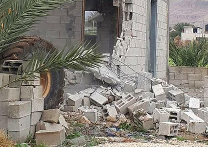 الاحتلال يهدم منزلاً وخيم وبركسات (صور)