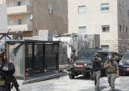 الاحتلال يقتحم مخيم شعفاط وتفتش المواطنين وتدقق في هوياتهم