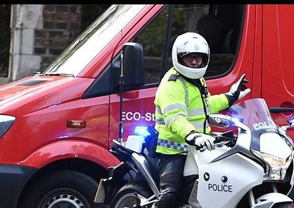 شرطي يسعد عجوزا بريطانيا بطريقة فريدة