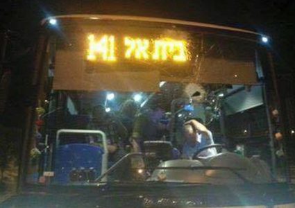 إصابة مستوطنين بجروح عقب تعرض حافلتهم للرشق بالحجارة