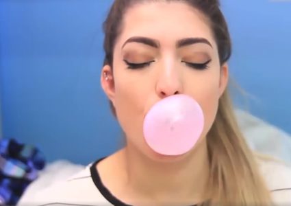 بالفيديو.. تعرف على فوائد مضغ العلكة