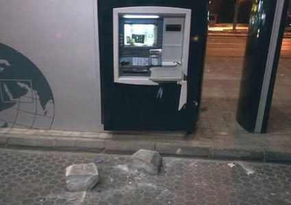 احباط سرقة صراف بنك في بيت لحم (فيديو)