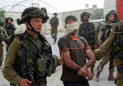 الاحتلال يعتقل شابا من بيت أمر على حاجز "الكونتينر"