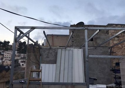 الخليل: الاحتلال يسلم أربعة مواطنين إخطارات بهدم منازلهم