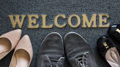 لماذا يجب الدخول إلى المنزل بالأحذية