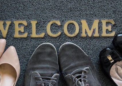 لماذا يجب الدخول إلى المنزل بالأحذية