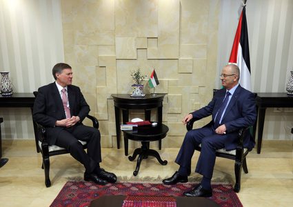 الحمد الله يبحث مع القنصل البريطاني العام في القدس آخر التطورات