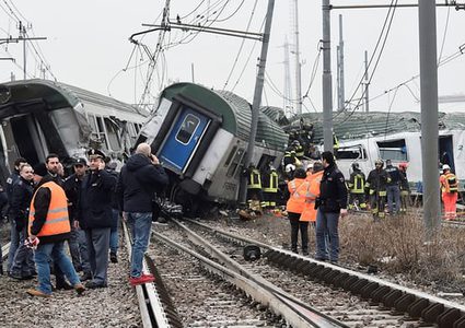 قتيلان وعشرات الإصابات في حادثة تحطم قطار في ميلانو