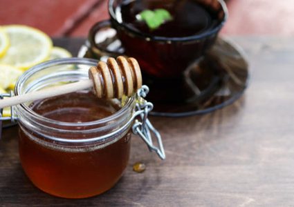 فوائد العسل الأسود للبشرة... اكتشفيها الآن!