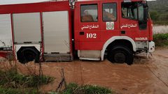 فيديو...مواطن ينجو من الموت بفعل السيول