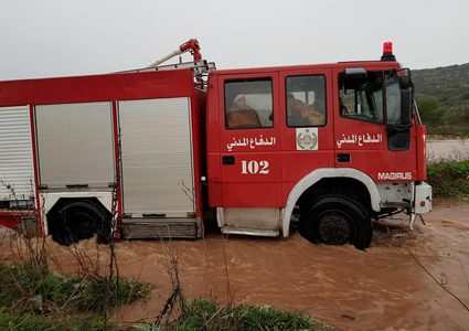 فيديو...مواطن ينجو من الموت بفعل السيول